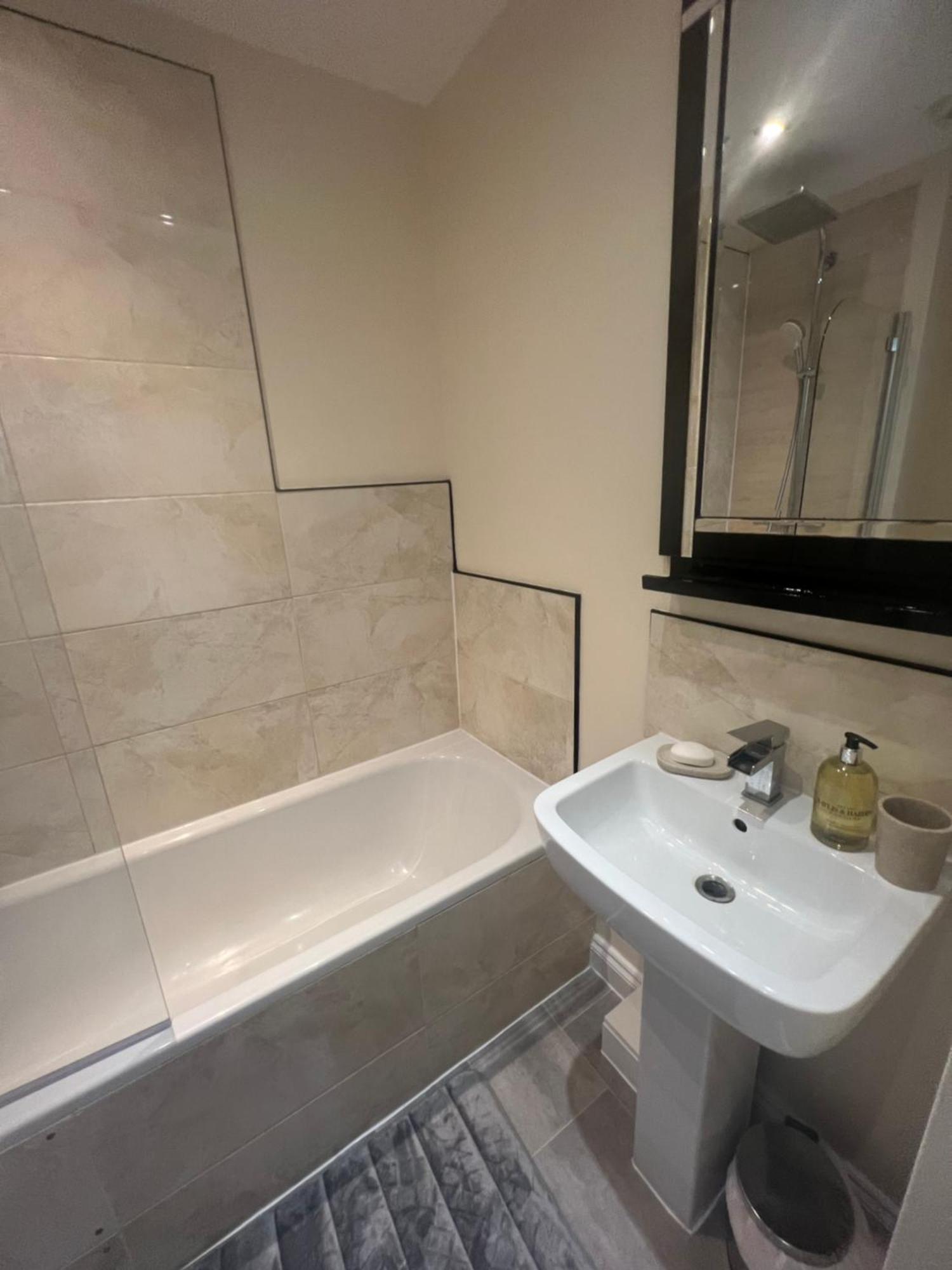 Beautiful One Bedroom Close To Harrods Londra